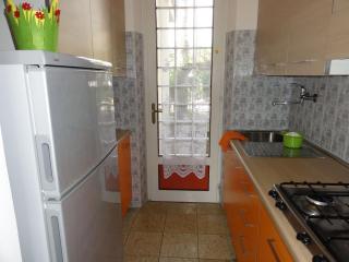 Quiet apartment with garden - 5