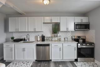 Cozy Chic 4BD 2BA Oak Park Penthouse - 6