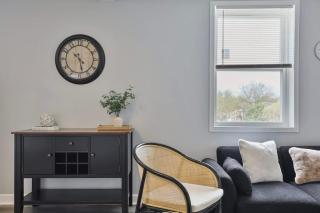 Cozy Chic 4BD 2BA Oak Park Penthouse - 1