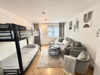 15 min walk to Tower Bridge - 3