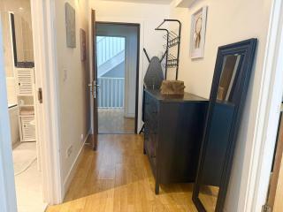 15 min walk to Tower Bridge - 8