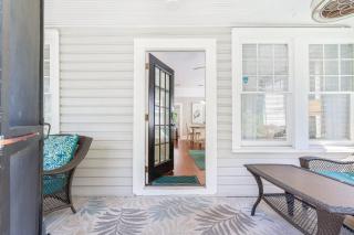 2BR Bungalow - Cozy Holiday Home Near Downtown & Beach - 6