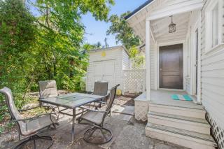 2BR Bungalow - Cozy Holiday Home Near Downtown & Beach - 8