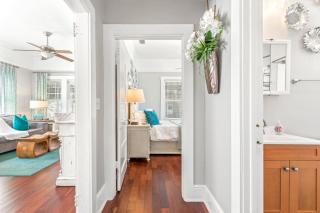 2BR Bungalow - Cozy Holiday Home Near Downtown & Beach - 4