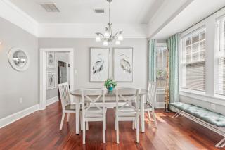 2BR Bungalow - Cozy Holiday Home Near Downtown & Beach - 6