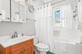 2BR Bungalow - Cozy Holiday Home Near Downtown & Beach - 1