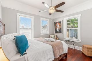 2BR Bungalow - Cozy Holiday Home Near Downtown & Beach - 2