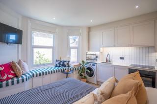 Stylish Apartment by the Sea - 4