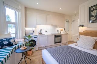 Stylish Apartment by the Sea - 9