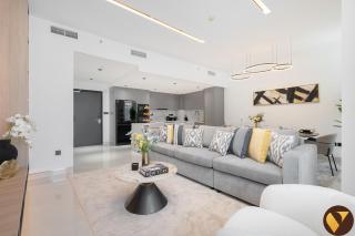 Vogue Vacation Homes, Marina Dorra Bay near JBR Beach and Ain Dubai, Two Bedroom apartment with Balcony, Canal and Skyline View, Access to all Amenities - 2
