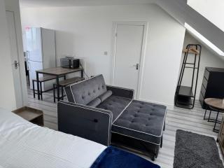 Top Floor Spacious Studio Flat - 8