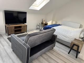 Top Floor Spacious Studio Flat - 0