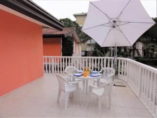 Apartment in villa with fenced garden - 0