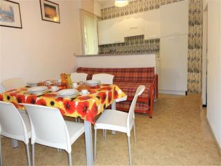 Apartment in villa with fenced garden - 9