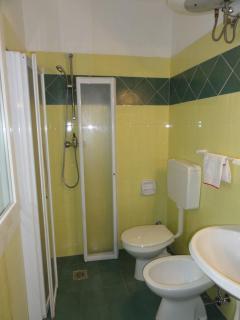 Apartment in villa with fenced garden - 6