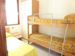 Family villa with private garden near the beach - 4