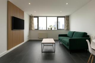 Luxury 2BR Apartment Great Views Free Parking - 0