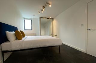 Luxury 2BR Apartment Great Views Free Parking - 9