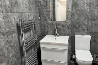 2-Bed Apartment Sleeps 5 - Free Parking - Balcony - 5