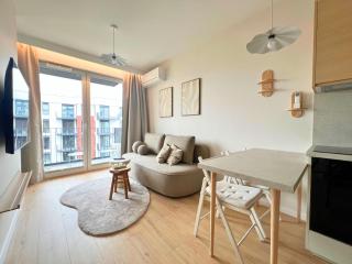 Komfortowy apartament przy plaży z klimatyzacją i parkingiem - 0