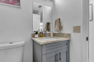 roomstr Alaska Room 1 Bedroom near MacDill AFB with Shared Full Bathroom includes FREE COFFEE - 9