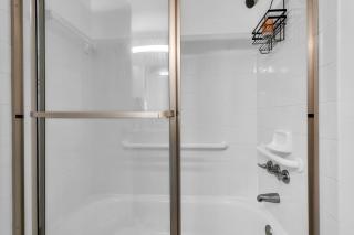 roomstr Alaska Room 1 Bedroom near MacDill AFB with Shared Full Bathroom includes FREE COFFEE - 3