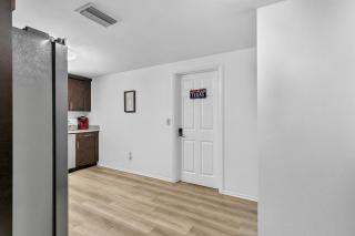 roomstr Alaska Room 1 Bedroom near MacDill AFB with Shared Full Bathroom includes FREE COFFEE - 1