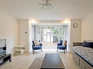 Pass the Keys Modern Riverside Retreat with Parking - 4