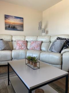 Newcastle Seafront Apartment with Wifi and Parking - 4