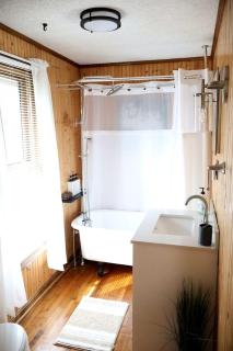 Cozy Mountain Cabin with Hot Tub & Scenic Views in Stanley, Virginia - 9