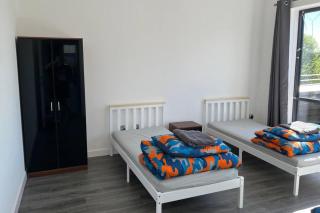 2-Bed Apartment Sleeps 5 - Free Parking - Balcony - 1