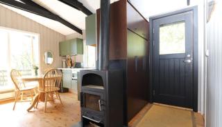 Cosy Cabin Escape with Hot Tub & Lake View - 4