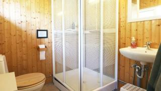 Cosy Cabin Escape with Hot Tub & Lake View - 3