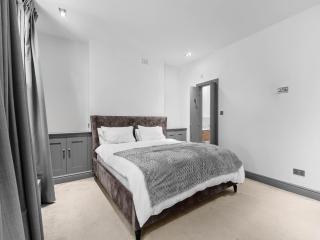 Bright & Spacious 3BR Royal Oak Retreat Excellent Location Private Parking - 3