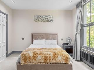 Bright & Spacious 3BR Royal Oak Retreat Excellent Location Private Parking - 4