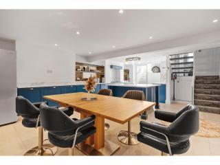 Bright & Spacious 3BR Royal Oak Retreat Excellent Location Private Parking - 0