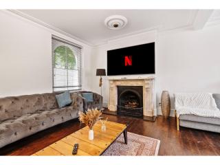 Bright & Spacious 3BR Royal Oak Retreat Excellent Location Private Parking - 5