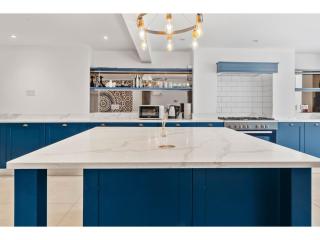 Bright & Spacious 3BR Royal Oak Retreat Excellent Location Private Parking - 6