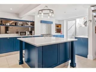 Bright & Spacious 3BR Royal Oak Retreat Excellent Location Private Parking - 8