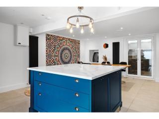 Bright & Spacious 3BR Royal Oak Retreat Excellent Location Private Parking - 7