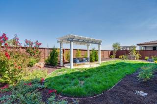 Elegant and Spacious Retreat with Yard in Woodland! - 7