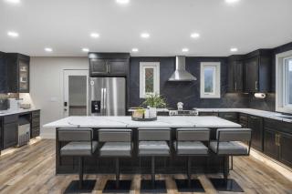 Van Kirk Cove - 6 BDR Stunner - 7