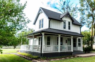 Chic 3 BDR Williams Bay Retreat with Fire pit for 8 - 0