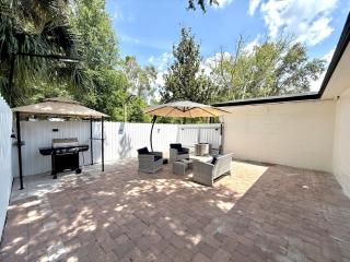 House Aurora next to Bush Gardens - 1