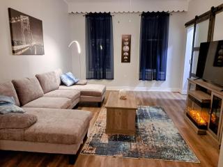 Sunny Pilsen 2 Bed 1 Bath Apt With Private Office - 9