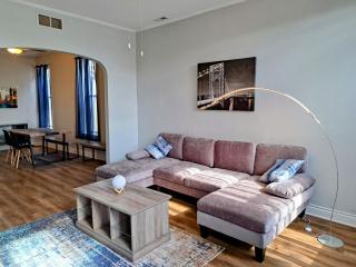 Sunny Pilsen 2 Bed 1 Bath Apt With Private Office - 4