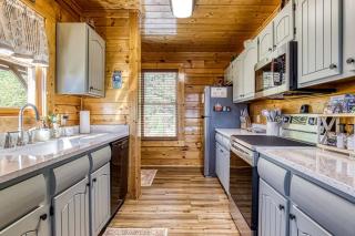 VIEWS! - Hot Tub - 3 Decks - Community Pool - 8