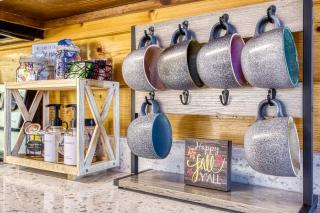 VIEWS! - Hot Tub - 3 Decks - Community Pool - 4