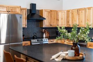 5 King Beds - Sleeps 18 - Game Room - Brew Trail - 1