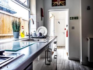 En-suite 1 Woodhouse, private bath, 2 kitchen - 8